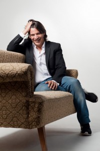 Maestro premiado internacionalmente, Gomez é atualmente diretor musical da Sinfônica Tucson - Foto: Matthieu Gauchet